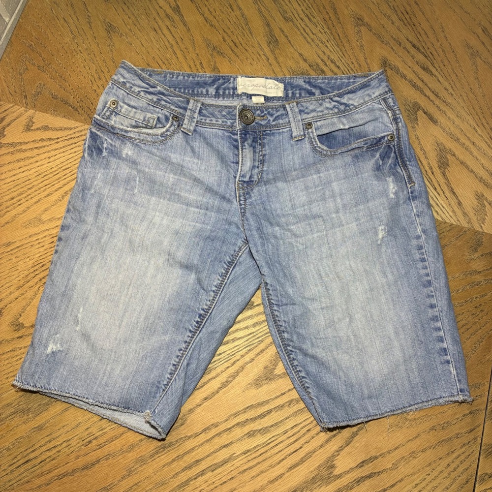 Aeropostale Womens Light Wash Distressed Bermuda Denim Shorts Raw Hem Size 7/8
